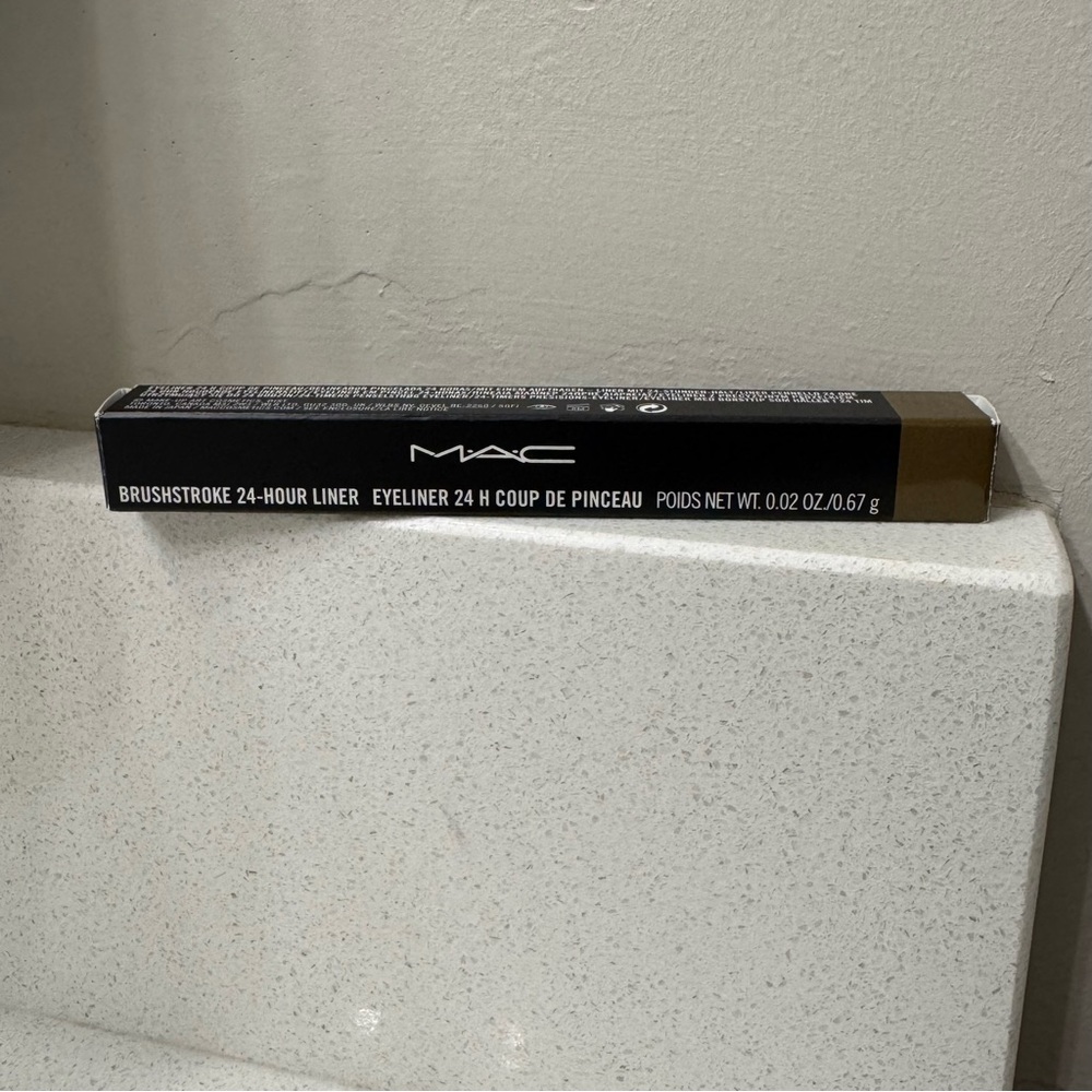 MAC Brushstroke 24 hour liquid liner